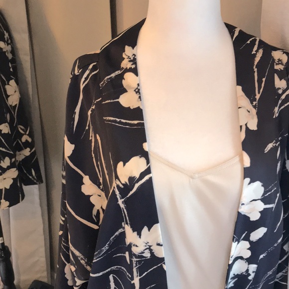 🌸Floral Satin Print Jacket - Picture 3 of 12